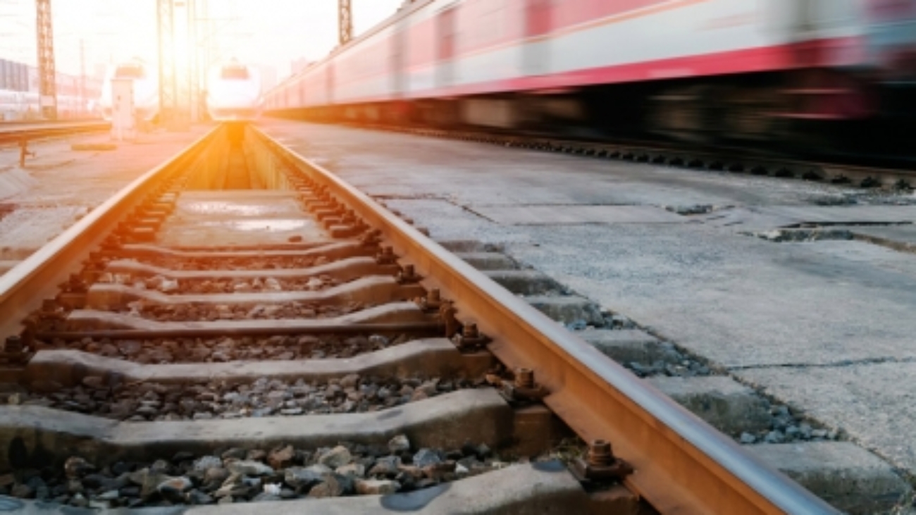 fast_movin_train_M_1440052011.jpg