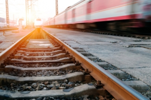 fast_movin_train_M_1440052011.jpg