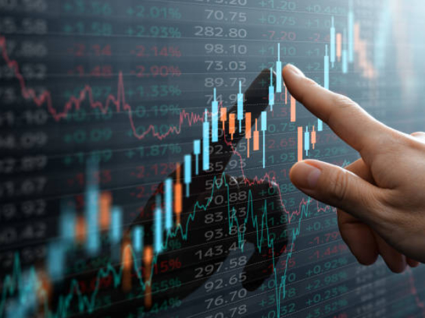 Analyst pointing the chart.